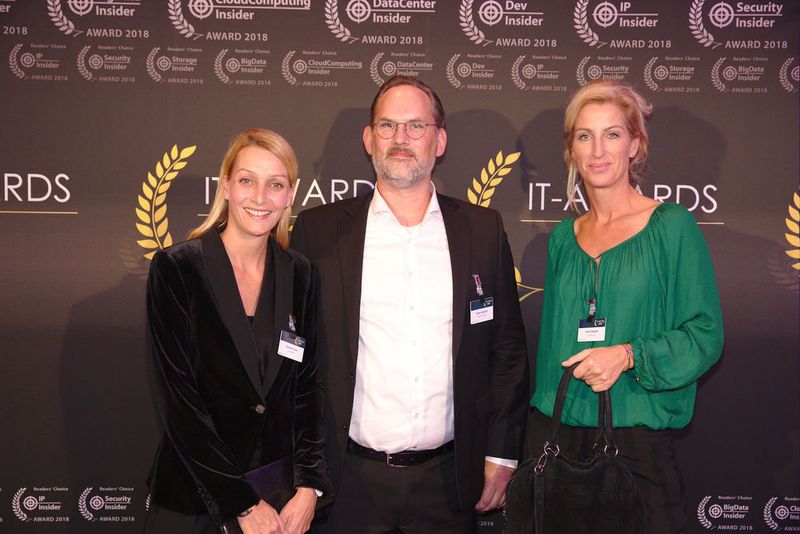 Claudia Kraus (rechts) und Tanja Köppel von F5 Networks zusammen mit Peter Schmitz, Chefredakteur Security-Insider. (artful rooms / VIT)