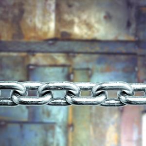 Bild 1: Die Cromox-Ketten werden aus 1.4404- oder 1.4462-Stahl gefertigt, der nicht nur äußerst widerstandsfähig, sondern gleichzeitig auch sehr belastbar ist. Durch die Elektropolierung der Oberflächen können sich Flugrost und Schmutz zudem nur schlecht absetzen.