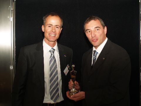 In einem Zusatzvoting zum Pariser Autosalon kürten die User den Opel Astra Sports Tourer als beste Messeneuheit. Andreas Marx (re.), Direktor Marketing, freut sich, dass sich Opel diese Auszeichnung auf die Fahne schreiben kann. (Archiv: Vogel Business Media)