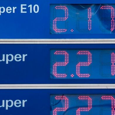 Der Spritpreis steigt tendenziell weiter, aber weniger deutlich als in den Tagen nach Ausbruch des Kriegs am Persischen Golf. (Bild: frei lizenziert/mit Google Gemini bearbeitet)