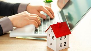 In elf Bundesländern können Eigentümer ihre Grundsteuererklärung nun auch über das zentrale, im Auftrag des Bundesfinanzministeriums erstellte Portal abgeben (© EUNKYOUNG – stock.adobe.com)