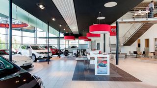 Konzept mit Zukunft? Immer wieder werden die Schauräume der Fabrikate neu gestaltet, gleichzeitig werden es weniger Standorte. Manche Fabrikate wie im Bild Nissan, haben in den letzten Jahren viel Präsenz verloren. (Foto: Nissan)
