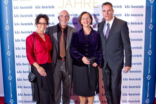 Susanne Seehuber und Werner Degen (Vogel Business Media), Fabiola Wagner (ZF Services), Wolfgang Michel (Vogel Business Media)	 (Archiv: Vogel Business Media)