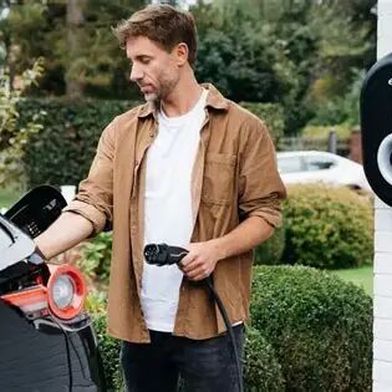 EON hat mal nachgerechnet, was man energetisch für Vorteile hätte, wenn man Elektroautos, die für das bidirektionale Laden vorbereitet sind, dazu nutzt, nachts den jeweiligen Haushalt mit Strom zu versorgen – der Akku im Auto macht`s nämlich möglich ... (Bild: EON)