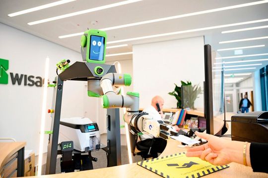 Der digitale Besucherassistent Hugo unterstützt Empfangsteams bei Routineaufgaben. (Bild:  Wisag)