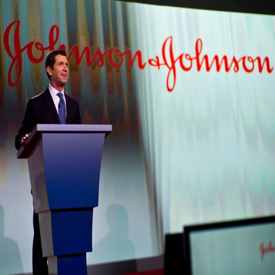 In 2013 ist der amerikanische Pharmazie- und Konsumgüterhersteller Johnson & Johnson mit einem Umsatz von 71,31 Milliarden Dollar an der Spitze der umsatzstärksten Pharmaunternehmen weltweit. Das Bild zeigt den CEO Alex Gorsky beim jährlichen Shareholder-Meeting im vergangenen Jahr.(Bild:  David Burnet/Johnson & Johnson)