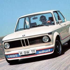 Der BMW 2002 Turbo debütierte 1973 als erstes europäisches Serienfahrzeug mit Abgasturbolader und Benzineinspritzung. Der bekannte intern M10 genannte Vierzylindermotor leistete statt 130 nunmehr 170 PS (125 kW). Er kostete 1973 18.720 DM, was heute 34.173 entspricht.(Bild:  BMW)