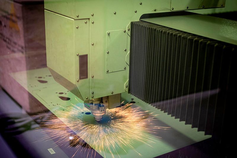 Direkt an die Server- und Rack-Fabrikation angeschlossen und nur durch Werkstore getrennt ist eine Partnerfirma, die per Laser die Bleche schneidet.  (Bild: OVHcloud )