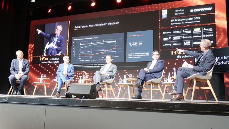 Sprachen mit IFA-Chef Prof. Stefan Reindl (r.) über die Zukunftsstrategien ihrer Marken: (v.l.) Andreas Krause, Director Sales Hyundai Deutschland, Jörg Dzubiella, Direktor Sales & Network Toyota Deutschland, Tim Beltermann, Leiter Markt Deutschland BMW Group und Frank Barwasser, Sprecher der Geschäftsführung Skoda Auto Deutschland.(Bild:  Grimm – VCG)
