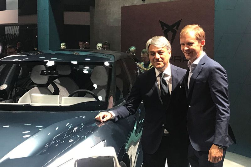 Noch auf der IAA 2019 stellte de Meo stellte Marcus Ekström als neuen Markenbotschafter und Fahrer des Cupra E-Racers vor. (Grimm/»kfz-betrieb«)