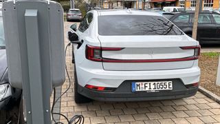 Firmenwagen sind inzwischen oft elektrisch. Ein neues Joint Venture bietet nun spezielle Dienstleistungen dafür an. (Bild: Grimm – »kfz-betrieb«)