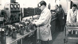 Die Montage von Schneckengetrieben Ende der 1960er-Jahre. (SPN Schwaben Präzision Fritz Hopf)
