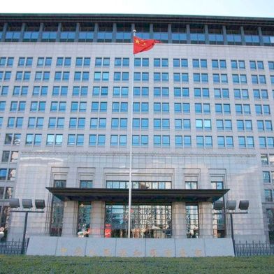 Hinter den Mauern des chinesischen Handelsministeriums in Peking ärgert man sich derzeit über Vorwürfe aus den USA: Zig einheimische Unternehmen sollen von Zwangsarbeit profitieren, weshalb diese nun auch den US-Importbeschränkungen unterliegen. Man will sich aber wehren ... (Bild: Y. Cheng)