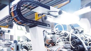 Die Maschinen von Mall+Herlan bewegen sich mit sehr hoher Geschwindigkeit, deshalb brauchen ihre zahlreichen Kabel einen angemessenen Schutz. (Mall+Herlan)