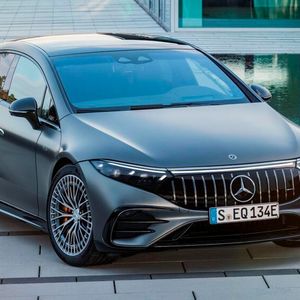 Mercedes verlangt für die Sonderfarbe „Manufaktur Siliziumgrau Uni“ beim EQS 7.000 Euro. (Bild:  Mercedes)