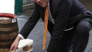 Rüdiger Bierhenke, Vertriebsleiter Industrie bei Hörmann, erläuterte den Fachbesuchern die Technik in der Ladebrücke. (Bild: Weber)