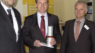 Dr. Elmar Raiser (links) überreichte Dipl.-Ing. Florian Besler (Mtte) und Prof. Dr.-Ing. Paul Schindele (rechts), den Siegern des dritten "Raiser Innovationspreises für Reibschweißen", die Trophäe. (Bild: Klaus Raiser)