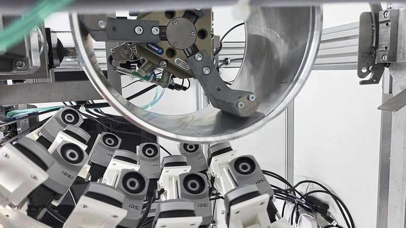 Gleichzeitige Bildaufnahmen sorgen für eine lückenlose Inspektion und dienen der Einhaltung der Taktzeit.(Bild:  Vivaldi Digital Solutions GmbH)