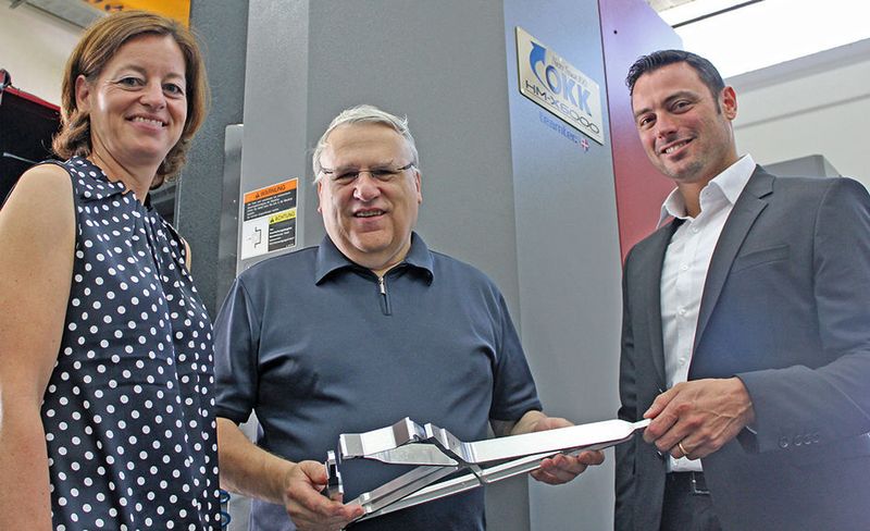 Klaus Dieter Jung (in der Mitte) freut sich mit Geschäftsführerin Mireille Blum von teamtec und Vertriebsleiter Claudio Lista über die erfolgreiche Partnerschaft zwischen den beiden Familienunternehmen. (teamtec)