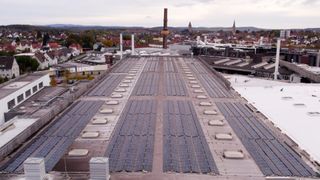Photovoltaikanlagen im Continental-Reifenwerk in Korbach: Ein neuer Windpark liefert bald zusätzliche Energie für das Werk. (Bild: Continental)
