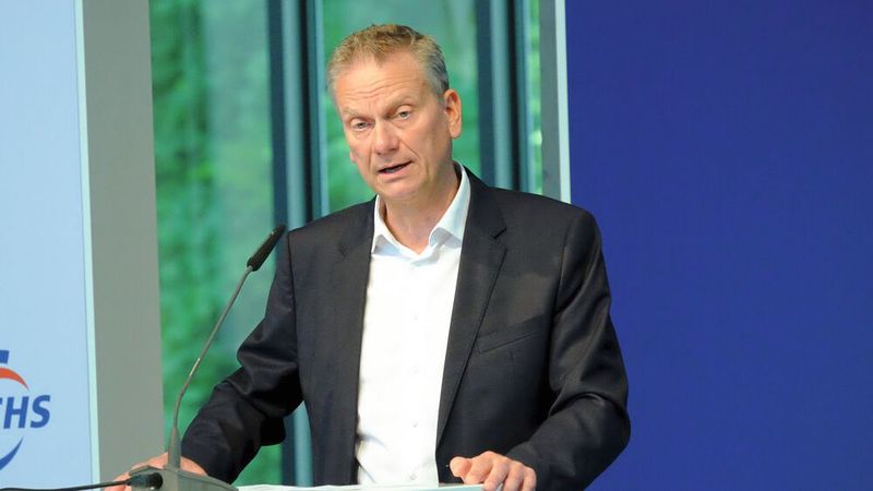 ZDK-Präsident Arne Joswig richtete Grußworte an das Kfz-Gewerbe Bayern und lobte die Bedeutung des Landesverbands für den Zentralverband. (Bild: Zietz  -  VCG)