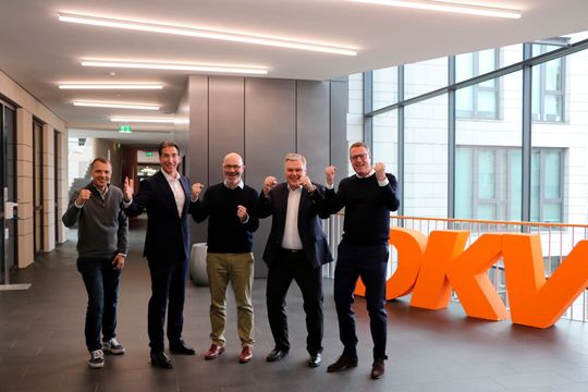 Gehören jetzt zusammen (v.l.): Lutz Pelzer (Head of M&A bei DKV Mobility), Marco van Kalleveen (CEO bei DKV Mobility), Magnus Wagner (Co-CEO bei LIS), Jesper Erichsen (Chief Operating Officer bei DKV Mobility) und Rolf Hansmann (Co-CEO bei LIS).(Bild:  DKV Mobility)
