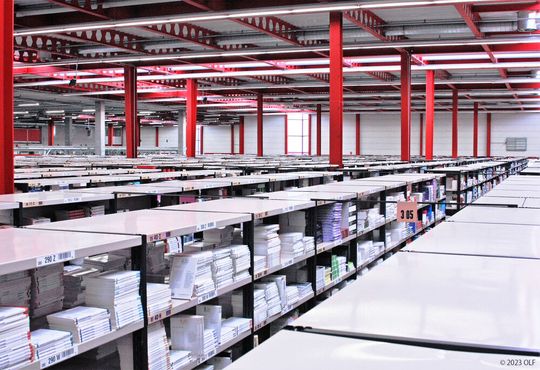 Softwaresysteme von Körber pushen beim Buchhändler OLF jetzt die digitale Transformation in der Bücherlogistik. Per Warehouse Management System (WMS) wird nun auch die End-to-End-Logistikabwicklung im Buchhandel flotter und fehlerfreier. Softwaresysteme von Körber pushen beim Buchhändler OLF jetzt die digitale Transformation in der Bücherlogistik. Per Warehouse Management System (WMS) wird nun auch die End-to-End-Logistikabwicklung im Buchhandel flotter und fehlerfreier.