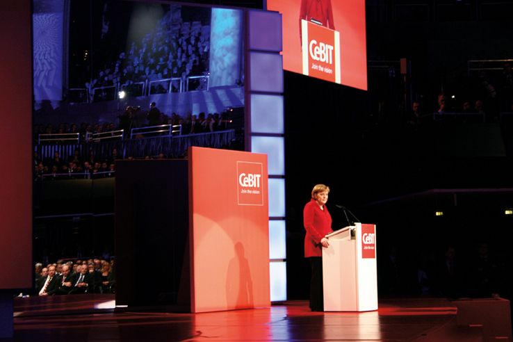 Bundeskanzlerin Merkel erinnerte die anwesenden IT-Manager an vergangene Erfolge. Ob Braunsche Röhre oder Zuses Z3 – »Am Anfang stand immer eine gute Idee, und die CeBIT ist eine Messe der guten Ideen!« (Archiv: Vogel Business Media)