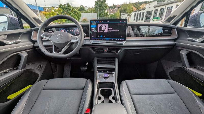 5. Der Innenraum: Der Testwagen hatte die Ausstattung Elegance. Das fahrerorientierte Cockpit wirkt aufgeräumt. Das Raumgefühl ist großzügig. Positiv zu erwähnen: Am Lenkrad gibt es keine Touch-Bedienelemente mehr, sondern haptische Tasten, die besser auf Druck reagieren. (Bild: Mauritz – VCG)