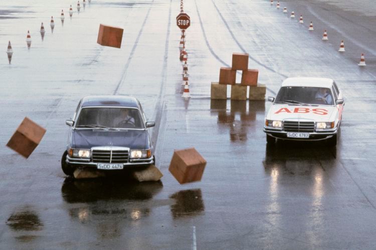 ABS-Versuche im Werk Stuttgart-Untertürkheim der Daimler-Benz AG. Beim Bremsen in Kurven erhält das ABS die Fahrstabilität und Lenkbarkeit des Wagens, sofern die physikalisch mögliche Kurvengeschwindigkeit nicht bereits überschritten wird. (Daimler AG)