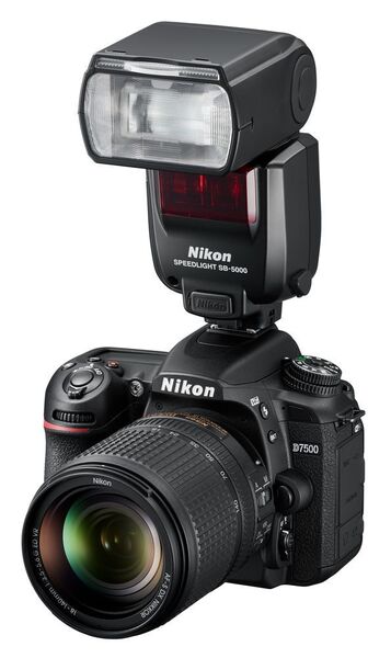 Zu den ergonomischen Verbesserungen bei Nikons D7500 zählen der neue neigbare Monitor mit Touchscreen-Bedienung und ein ausgeprägter Griff mit tieferer Mulde für einen stabilen und außergewöhnlich komfortablen Halt. (Nikon)