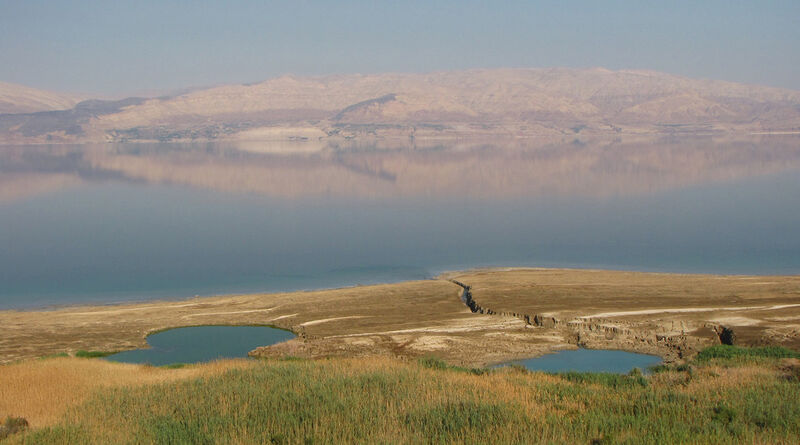 Sinkholes und oberirdische Quellen in der Region Samar auf der westlichen Seite des Toten Meeres, im Hintergrund ist die jordanische Seite des Toten Meeres sichtbar. (Bild: Dr. Christian Siebert/UFZ)
