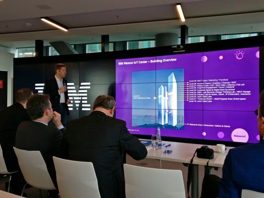 Niklaus Waser, VP Watson Europe bei IBM, stellt das neue Watson-IoT-Zentrum in München vor. (Franz Graser)