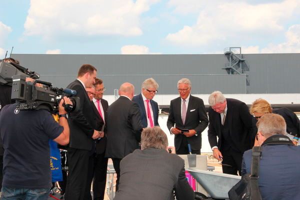 Der Ministerpräsident beginnt mit dem Einmauern des Schaltschranks, (Reinhold Schäfer)