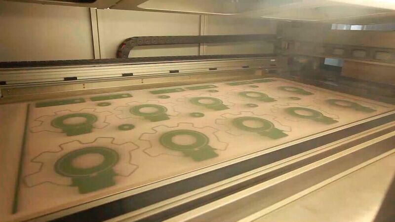 Mehrere 3D-gedruckte Sanformen entstehen in einem Baujob, was die Produktionszeit verkürzt. (Voxeljet)