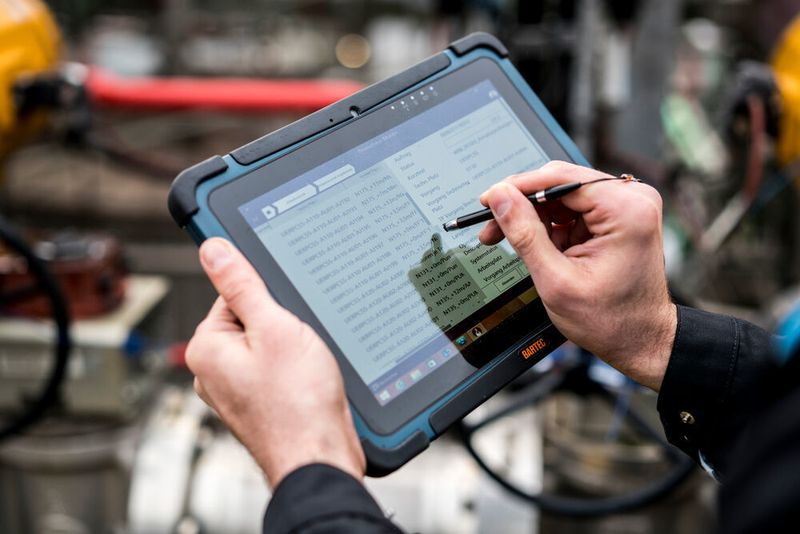 Predictive monitoring of Covestro production plants gets possible with the help of digital tools such as tablets. (Covestro)