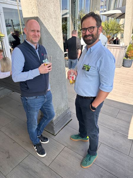 Andreas Müller (Littlebit) und Christian Gehrke (ACER) testen, ob die „ALSTER“ gut schmeckt. (Bild: Vogel IT-Medien)