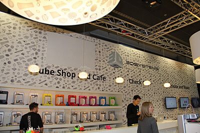 3D-Systems verkaufte seine kaffeemaschinengroßen 3D-Drucker vor der Halle 11 ... (Bild: Sonnenberg)