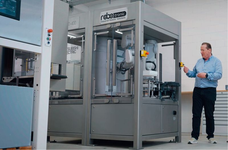 Robotronic und Mitsubishi Electric haben die wohl kleinste Palettierzelle der Welt für die Pharmaindustrie entwickelt und zeigten diese auf der Interpack. (Bild: Robotronic)