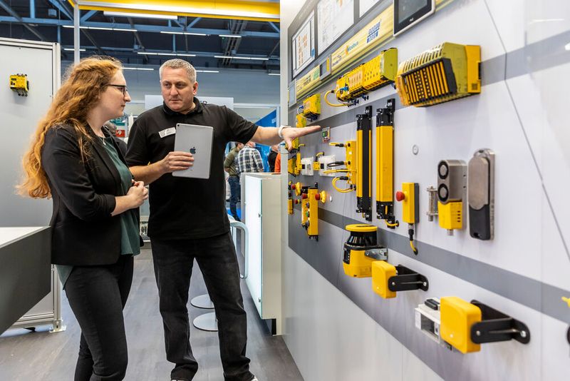 Auch hier diskutieren Besucherin und Aussteller der IN.Stand über moderne Möglichkeiten, mit denen die Instandhaltung nachhaltiger und/oder digitaler wird. (Bild: Landesmesse Stuttgart)