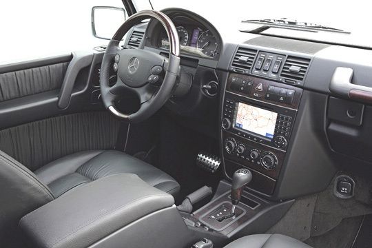 Funktionaler Arbeitsplatz: Die Armaturentafel besteht aus einem Sammelsurium an Uhren, Knöpfen und Bildschirmen aus 31 Jahren Cockpit-Entwicklung. (Archiv: Vogel Business Media)