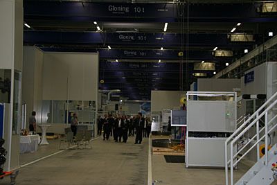 In der halle befinden sich insgesamt 63 fest installierte Kräne mit einer Hebelast bis zu 50t.  (Archiv: Vogel Business Media)