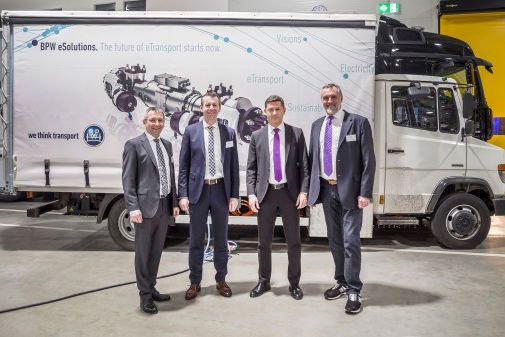 BPW und Paul Nutzfahrzeuge kooperieren für den E-Umbau von Mercedes-Benz Varios (v.l.): Walter Pötzinger, Bernhard Wasner (beide Geschäftsführer Paul Nutzfahrzeuge GmbH), Markus Schell (persönlich haftender geschäftsführender Gesellschafter BPW Bergische Achsen KG) und Josef Paul (Inhaber und Aufsichtsratsvorsitzender Paul Nutzfahrzeuge GmbH). (BPW)