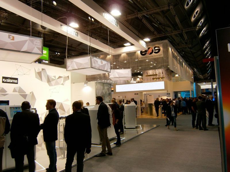 Impressionen von der formnext 2015 - powered by tct...bereits am ersten Tag bevölkerten ettliche Besucher die Halle 3.1 in Frankfurts Messeareal. (Bild: Königsreuther)