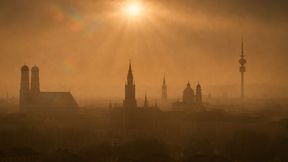 Dunkle Wolken über München: Setzt Bayerns Ministerpräsident Dr. Markus Söder die wirtschaftliche Zukunft und die digitale Souveränität seines Bundeslandes aufs Spiel? (Bild: Dall-E / KI-generiert)
