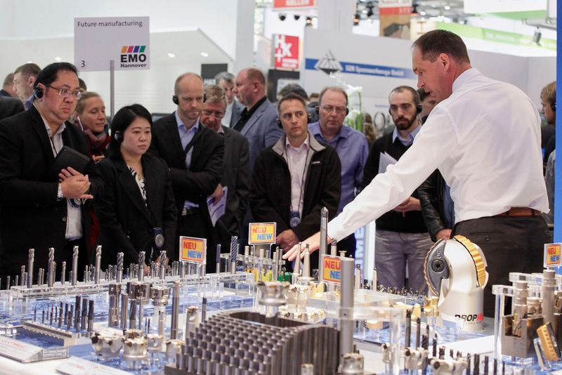 Garant für gute Geschäfte, Schaufenster für den internationalen Markt, Taktgeber für die Zukunft der Produktion – so beschreiben die Aussteller die EMO Hannover 2017. (VDW)