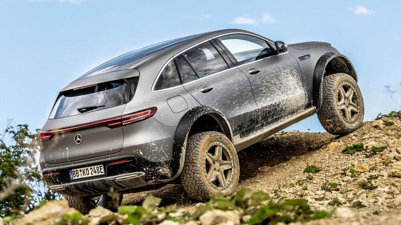 Mercedes hat den elektrischen EQC vor ein paar Jahren mit erweiterter Offroad-Technik in den Schlamm geschickt.  (Bild: Mercedes)