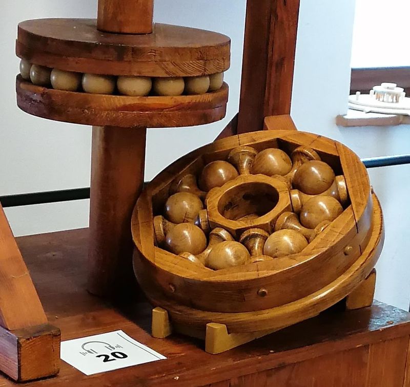 Replica of Leonardo da Vinci's ball bearing: The inventor used wooden balls. Spacers prevent the balls from rubbing against each other.(Source:  Cuscinetto a sfere di Leonardo da Vinci in una mostra su Leonardo da Vinci al Mulino di Mora Bassa - Morabassa cropped /Capricornis crispus / CC BY-SA 4.0)