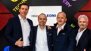 Leoni und Relayr schließen eine Partnerschaft (v.l.): Torsten Schierholz (Chief Solutions Officer Leoni), Josef Brunner (CEO Relayr), Peter Gerstenberger (VP Business Segment Factory Automation Leoni) und Greg Barats (CEO HSB). (Leoni AG)