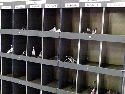 Die Proben werden ausgewertet und schichtweise zur Nachverfolgung in eine Art Setzkasten abgelegt. (Bild: Kuhn)